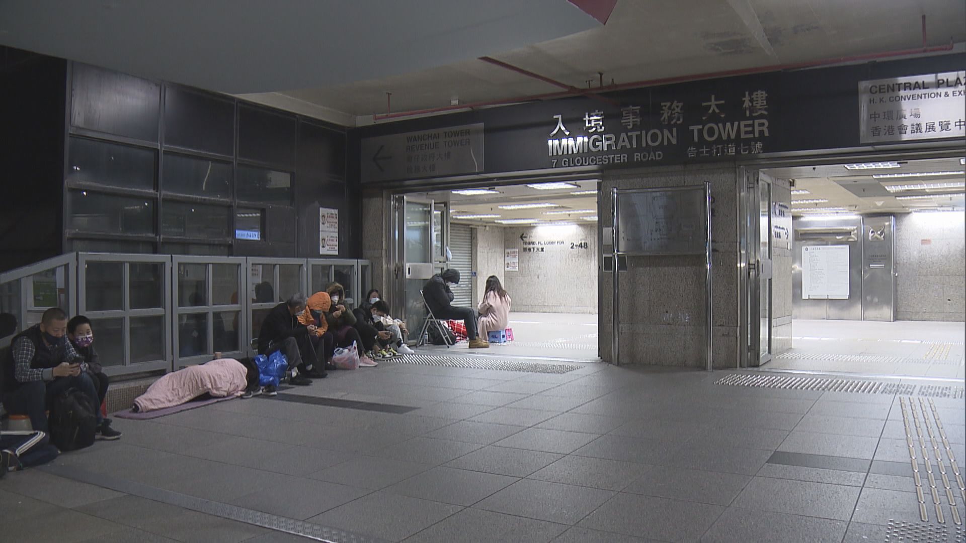 大批市民到灣仔入境處換領身份證　人龍長達百米排至地鐵站