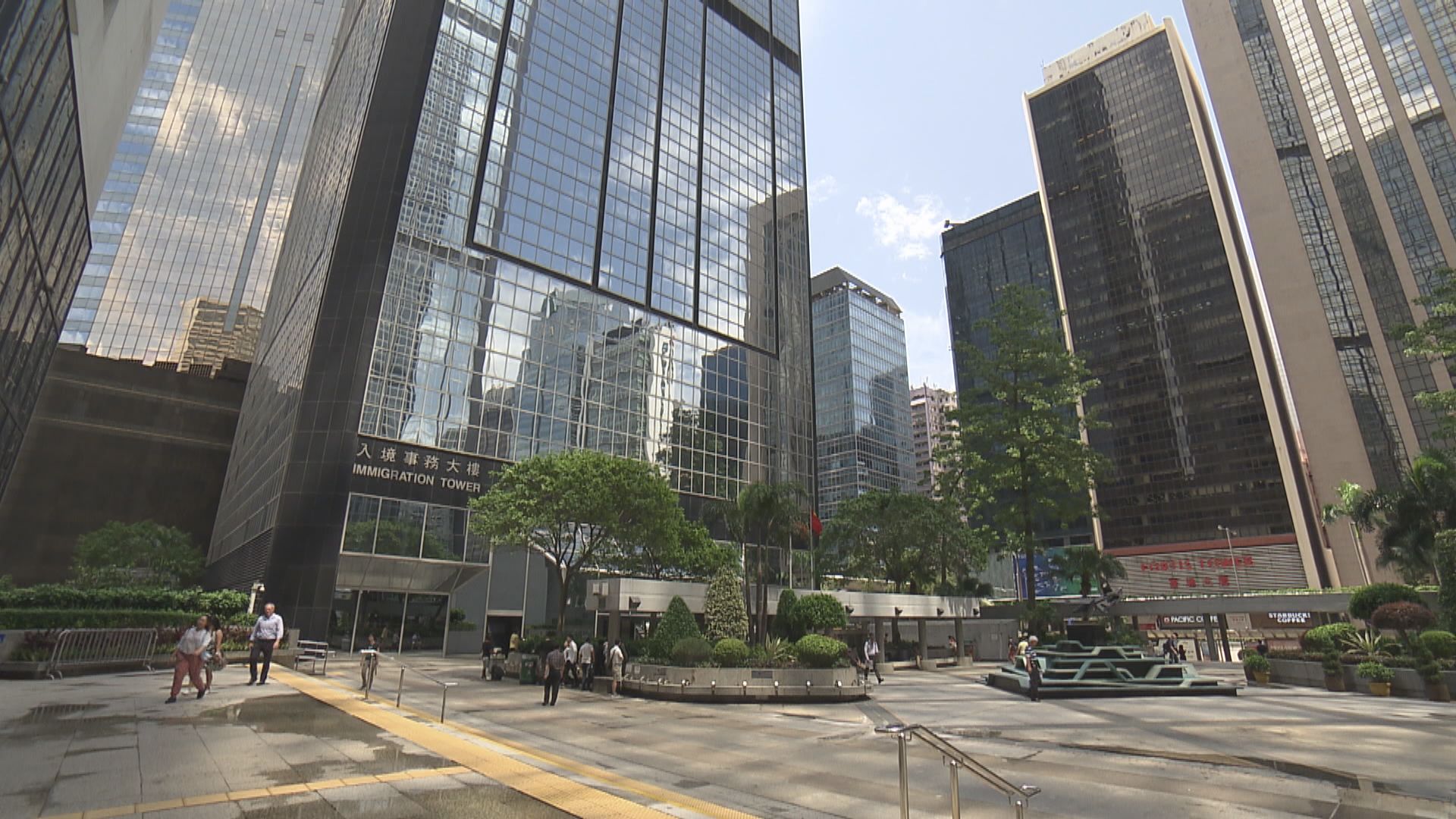 連日來大批市民排隊換領身份證　入境處呼籲預約辦證