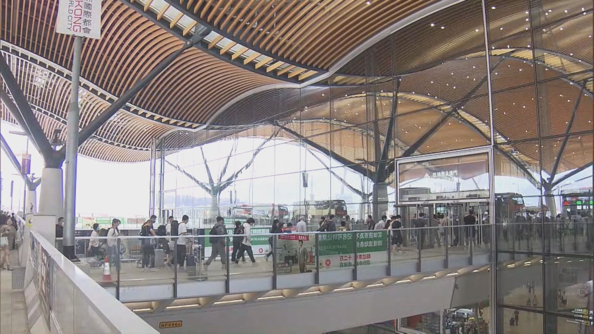 入境處：截至下午4時約62萬人次出入境