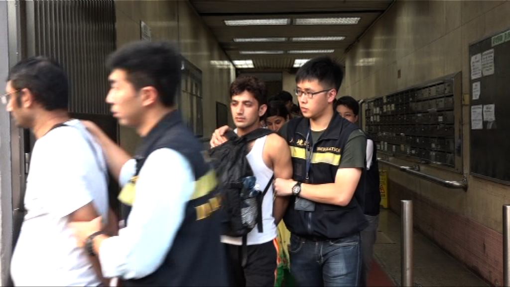 入境處葵涌打擊非法勞工拘13人