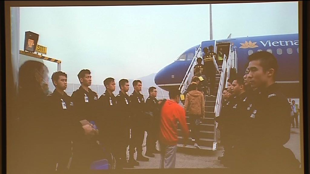 入境處首次以包機遣返非法入境者