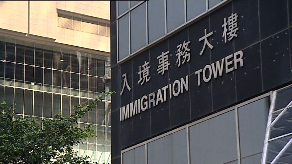 消息指唐琳玲被遣返時反抗致入境處職員受傷