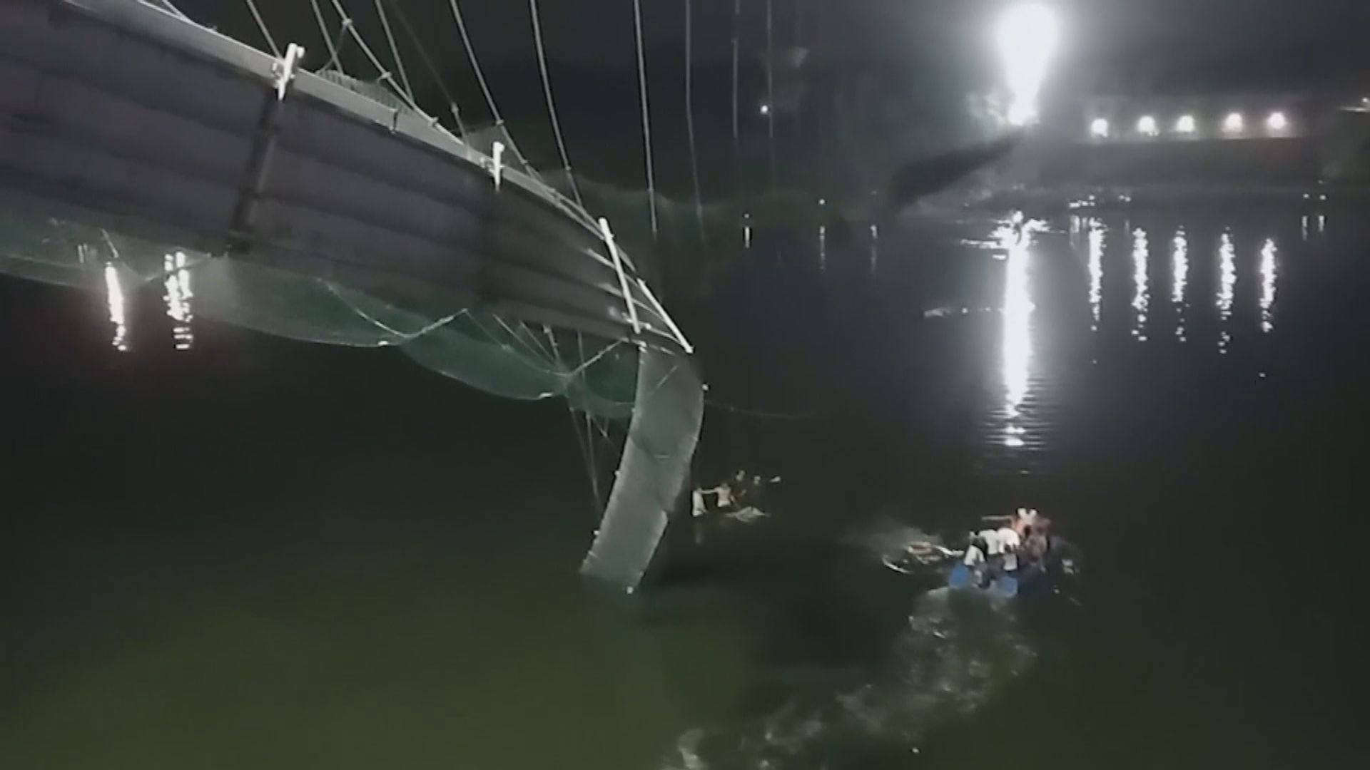 印度橋樑倒塌事故死亡人數增至最少九十人