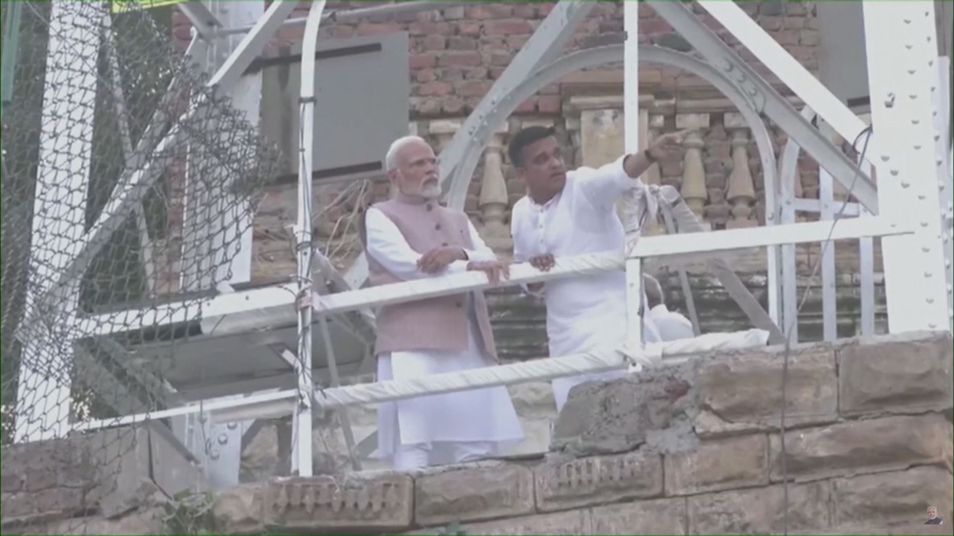 印度吊橋斷裂事故增至135死　總理莫迪視察現場