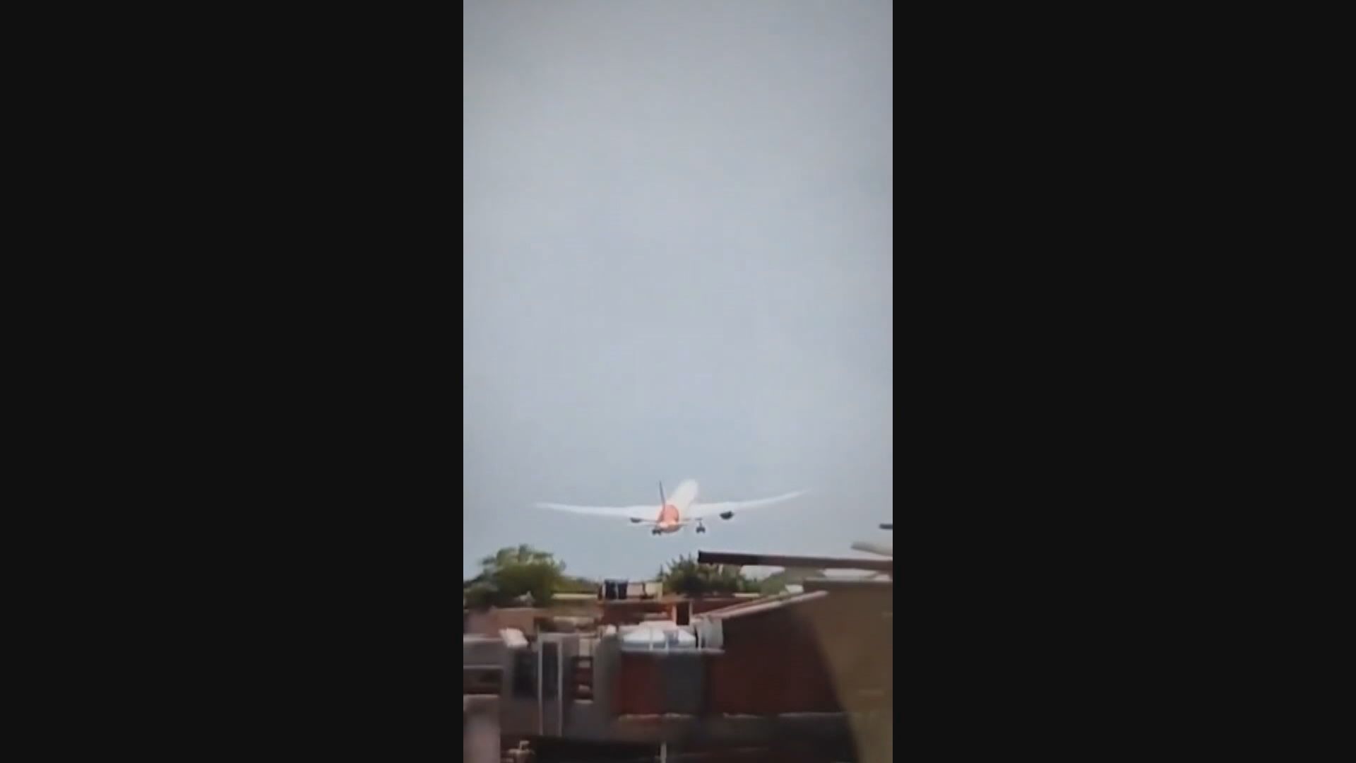 墜機片段曝光｜印度一架載逾240人客機在西部艾哈邁達巴德機場附近墜毀