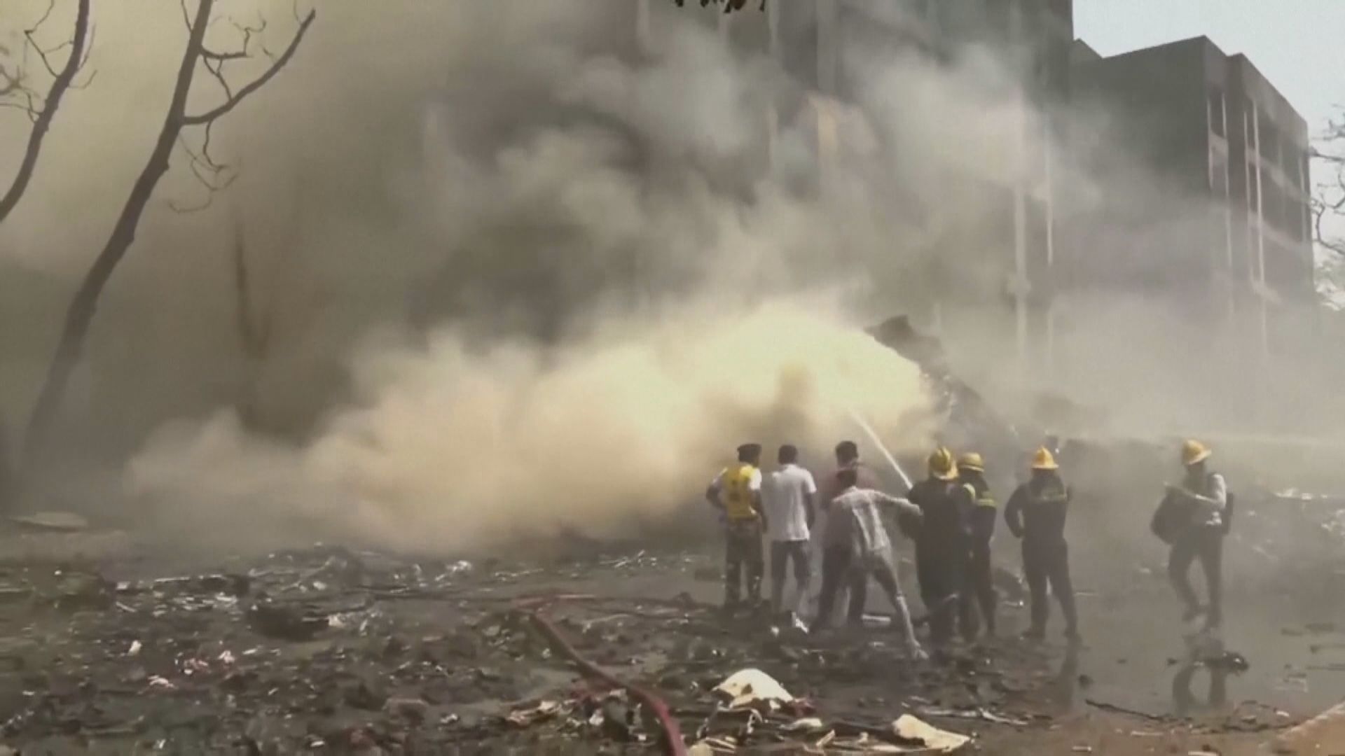 印度一架客機起飛後不久在機場附近民居墜毀　據報機上242人全部罹難