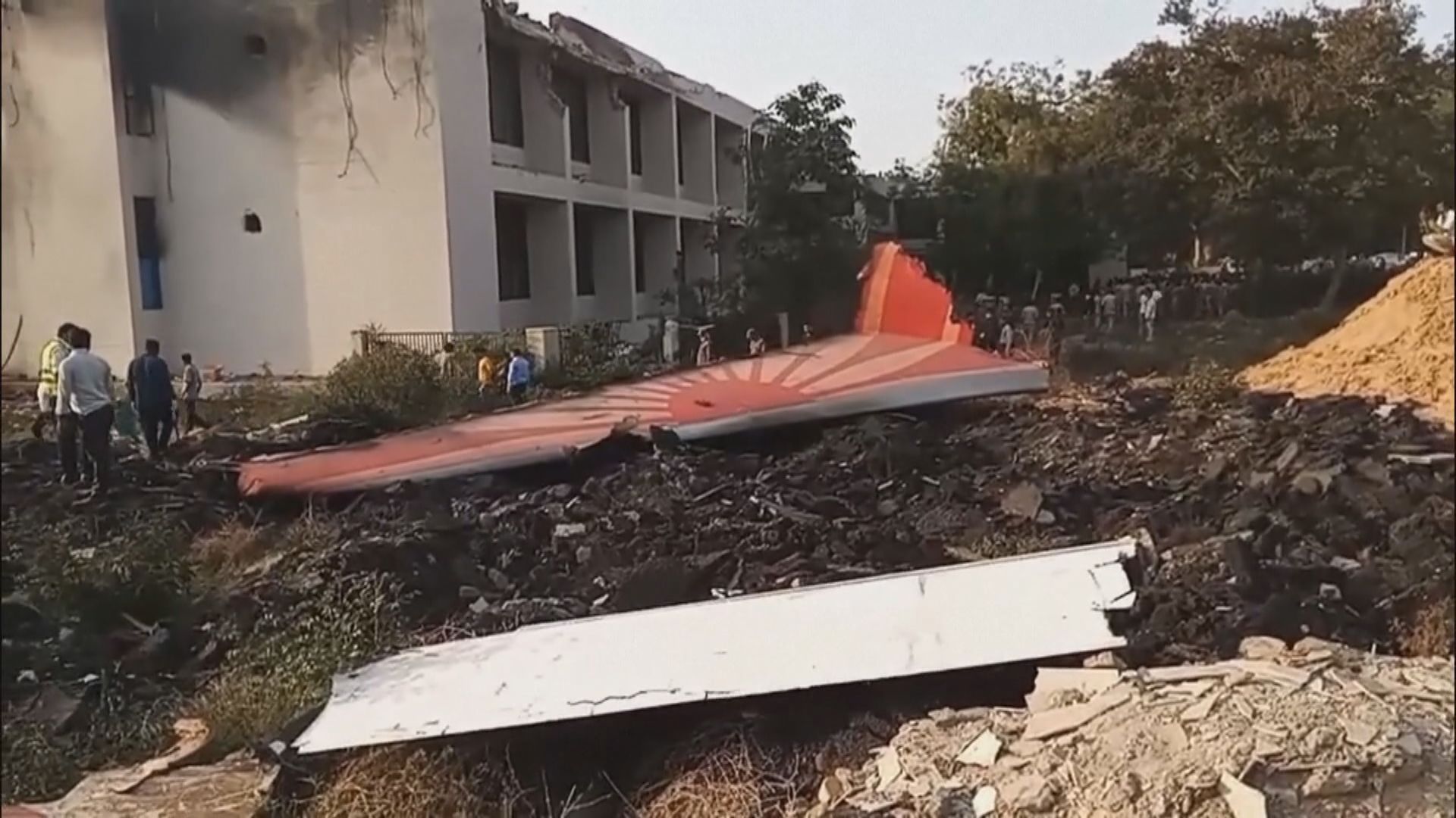 印度航空空難｜一架客機起飛後不久在機場附近民居墜毀　相信機上242人全部罹難