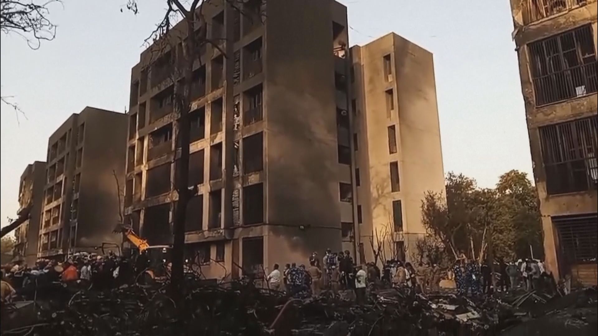 印度航空空難｜客機起飛後不久在機場附近民居墜毀　機上連同地面逾290人罹難