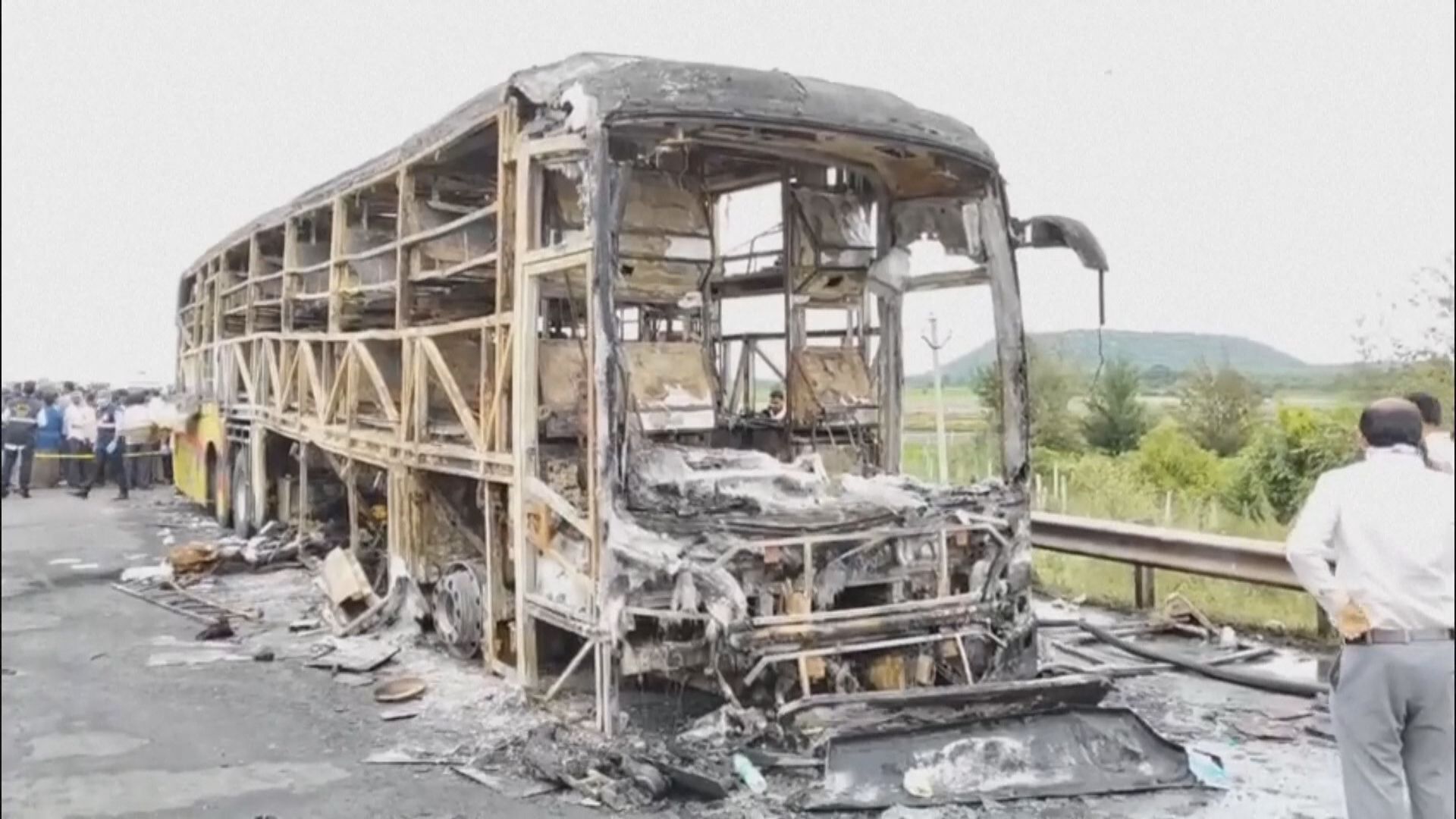 印度南部有巴士遭追撞起火　至少25人喪生