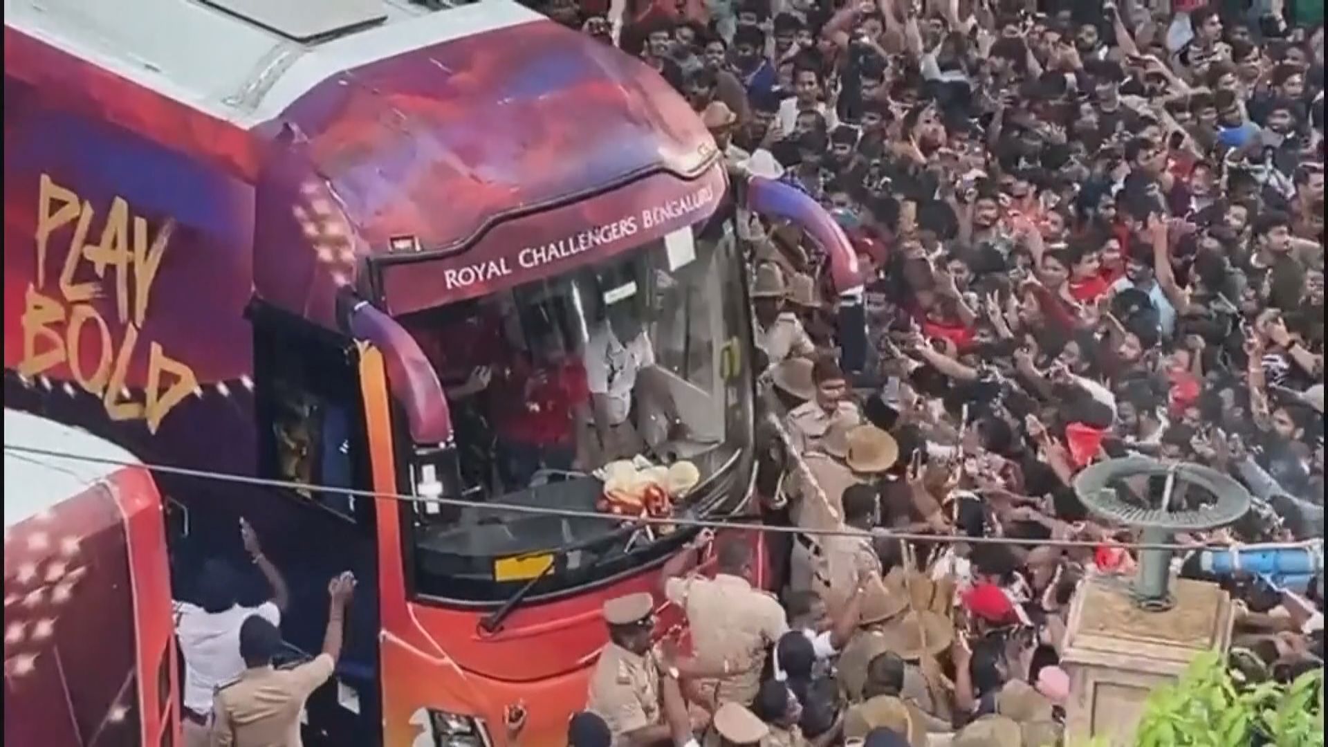 印度班加羅爾慶祝板球隊奪冠觸發人踩人　釀11死50傷