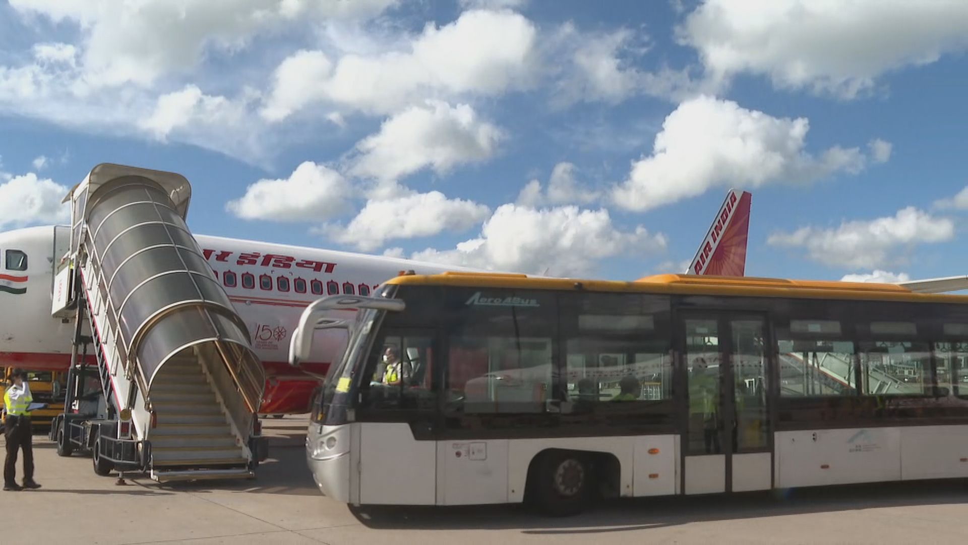 接載滯留印度港人專機抵港