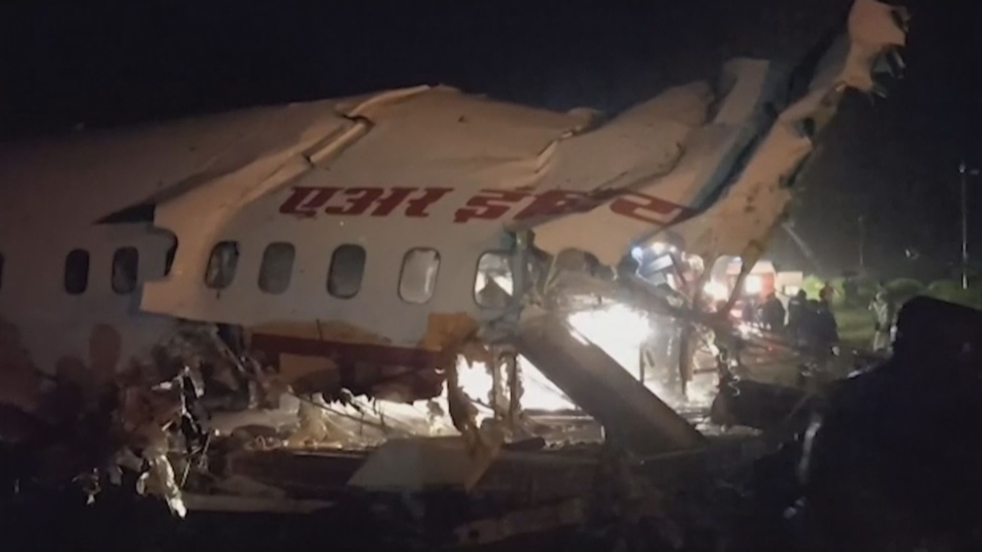 印度客機衝出跑道斷成兩截　至少17人死亡