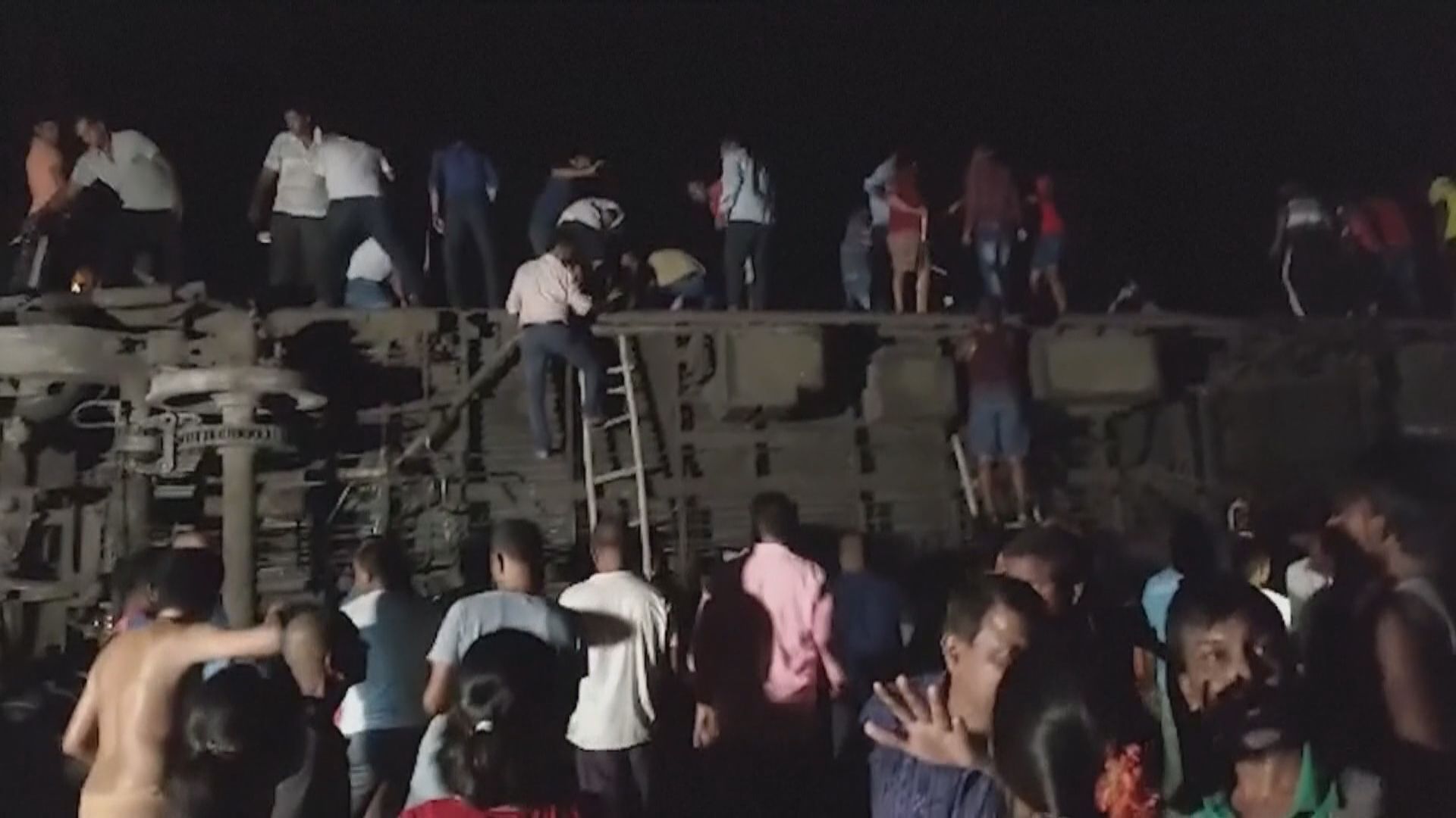 印度東部列車出軌相撞 官員指逾200人亡