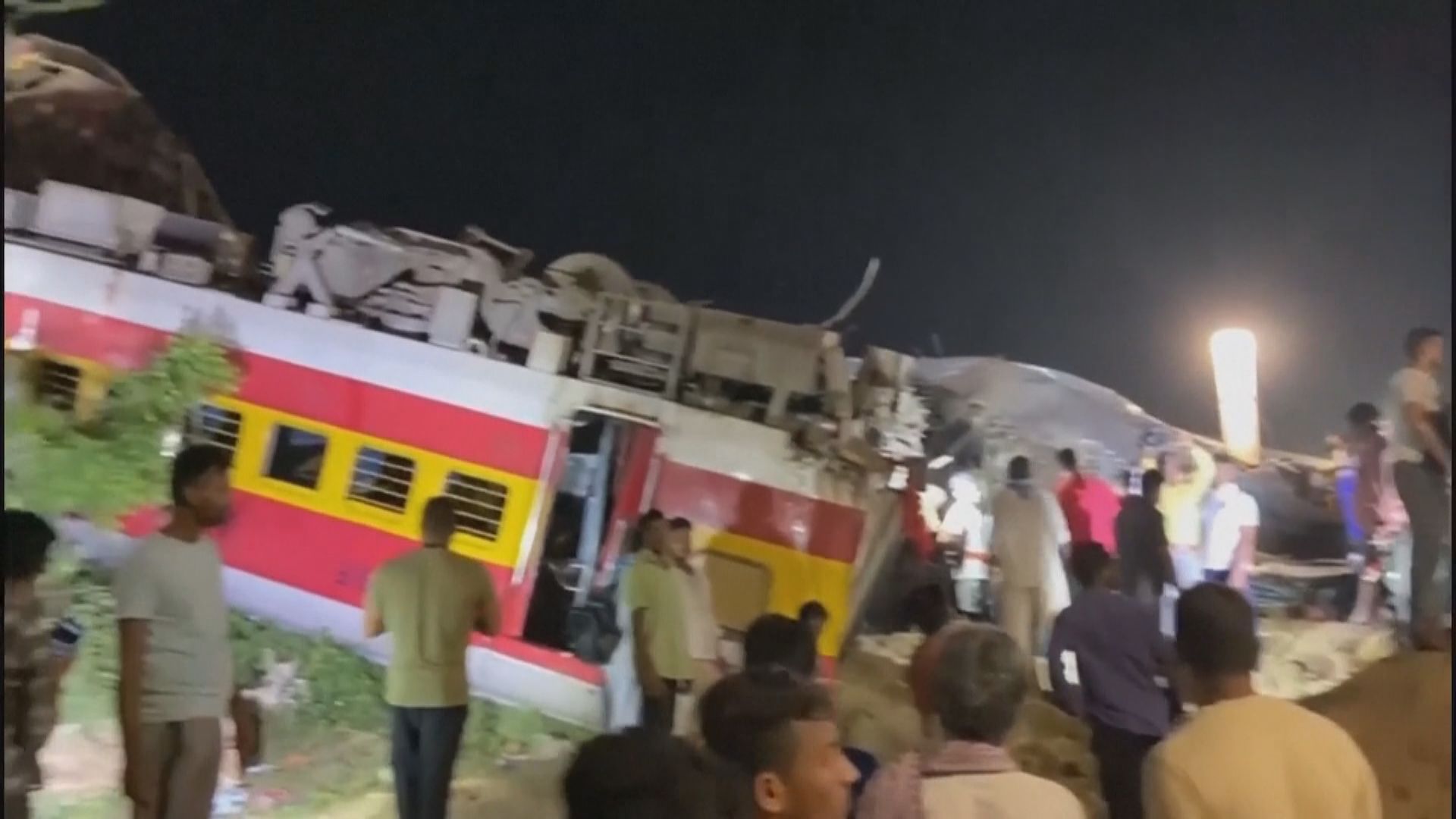 印度東部列車出軌相撞 逾200人亡