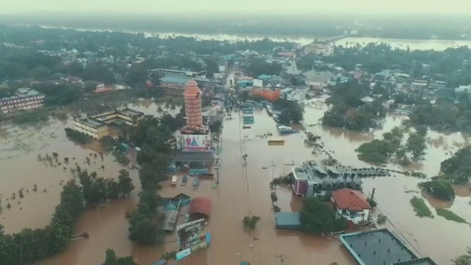 印度南部嚴重洪災逾320死　總理視察災情