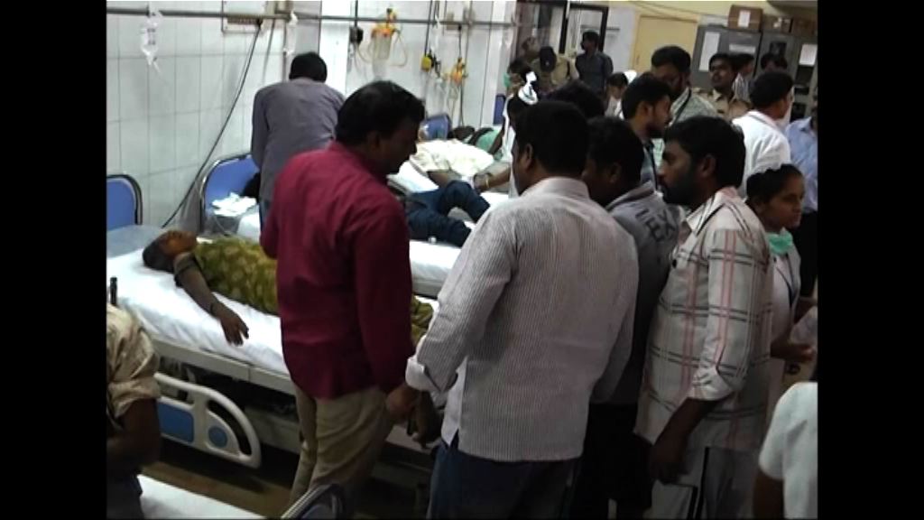 印度貨車撞電線桿廿死　多人觸電