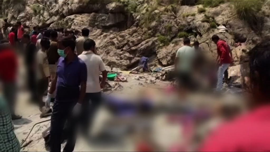 印度巴士衝落逾二百米深谷數十人死亡