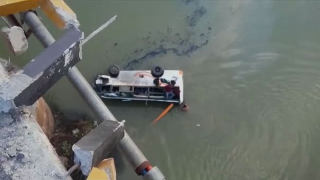 印度巴士墮河逾三十人死亡