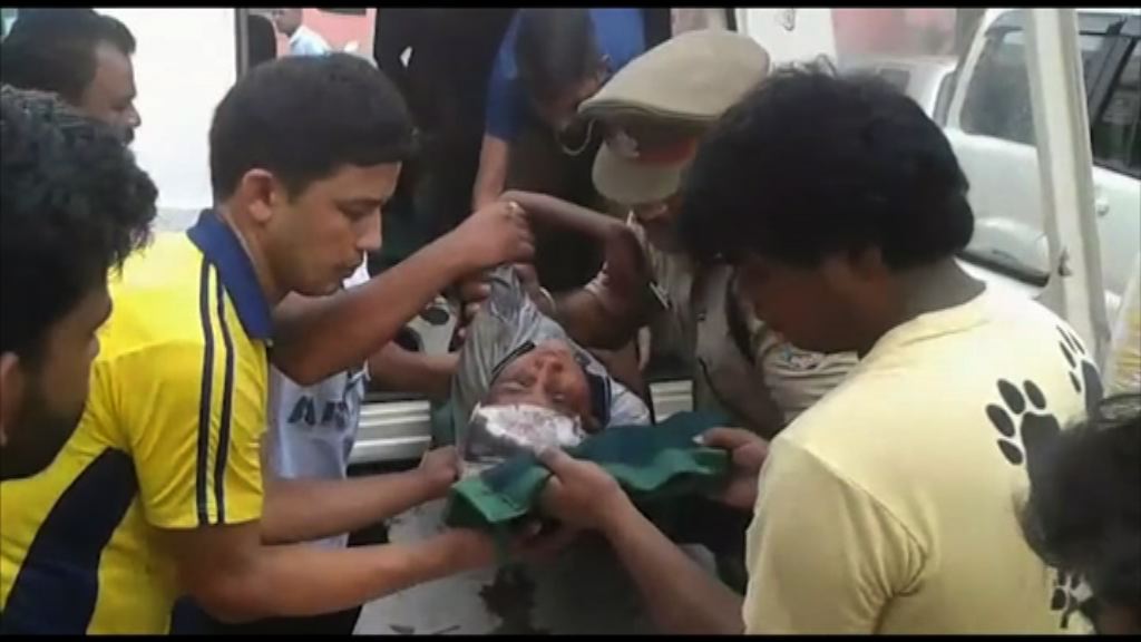 印度超載巴士墮山谷至少48死