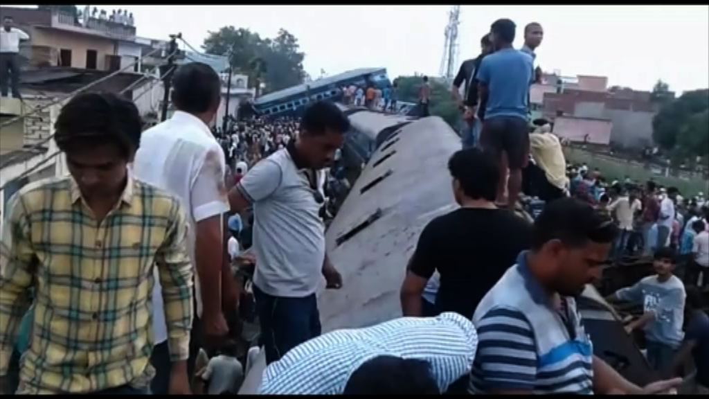 印度北方邦火車出軌逾百死傷