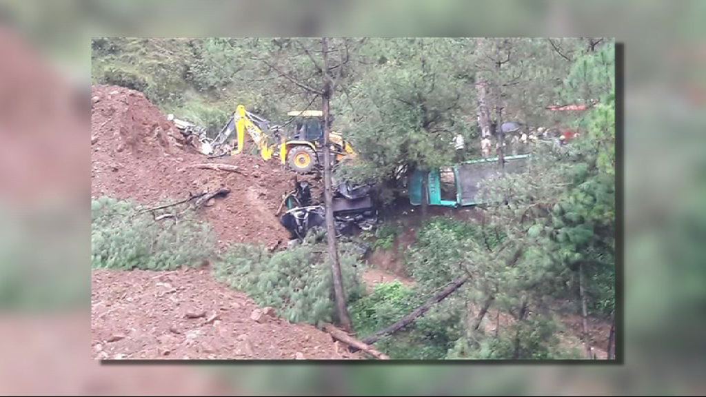 印度北部山泥傾瀉　巴士掉落山谷