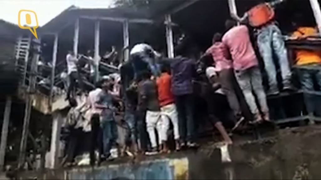 印度火車站天橋人踩人逾廿死