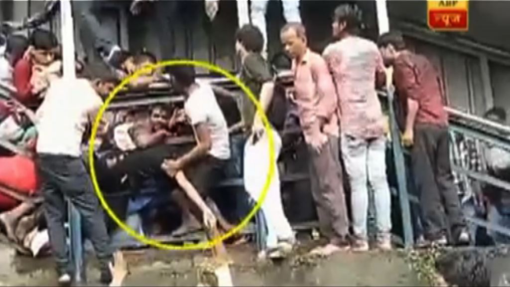 印度火車站人踩人最少22死逾30傷