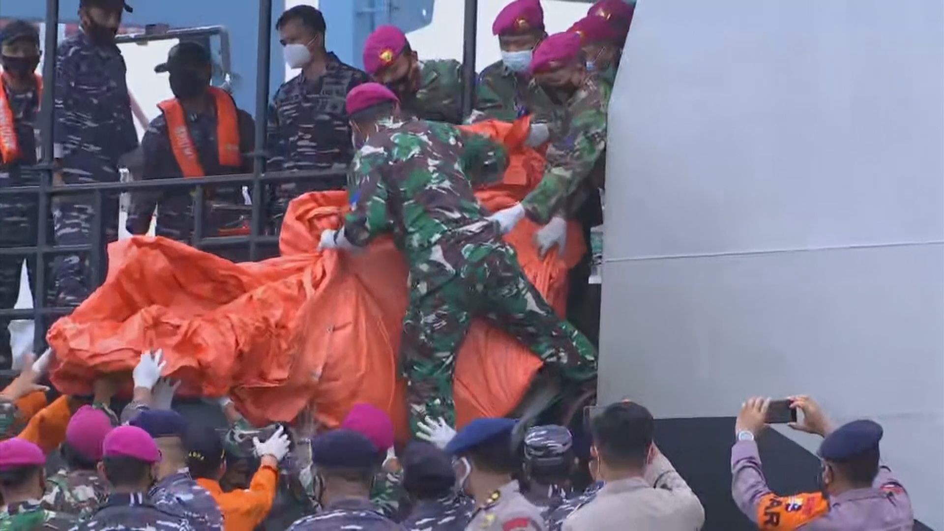 印尼空難搜索隊伍尋獲客機兩個黑盒及飛機殘骸