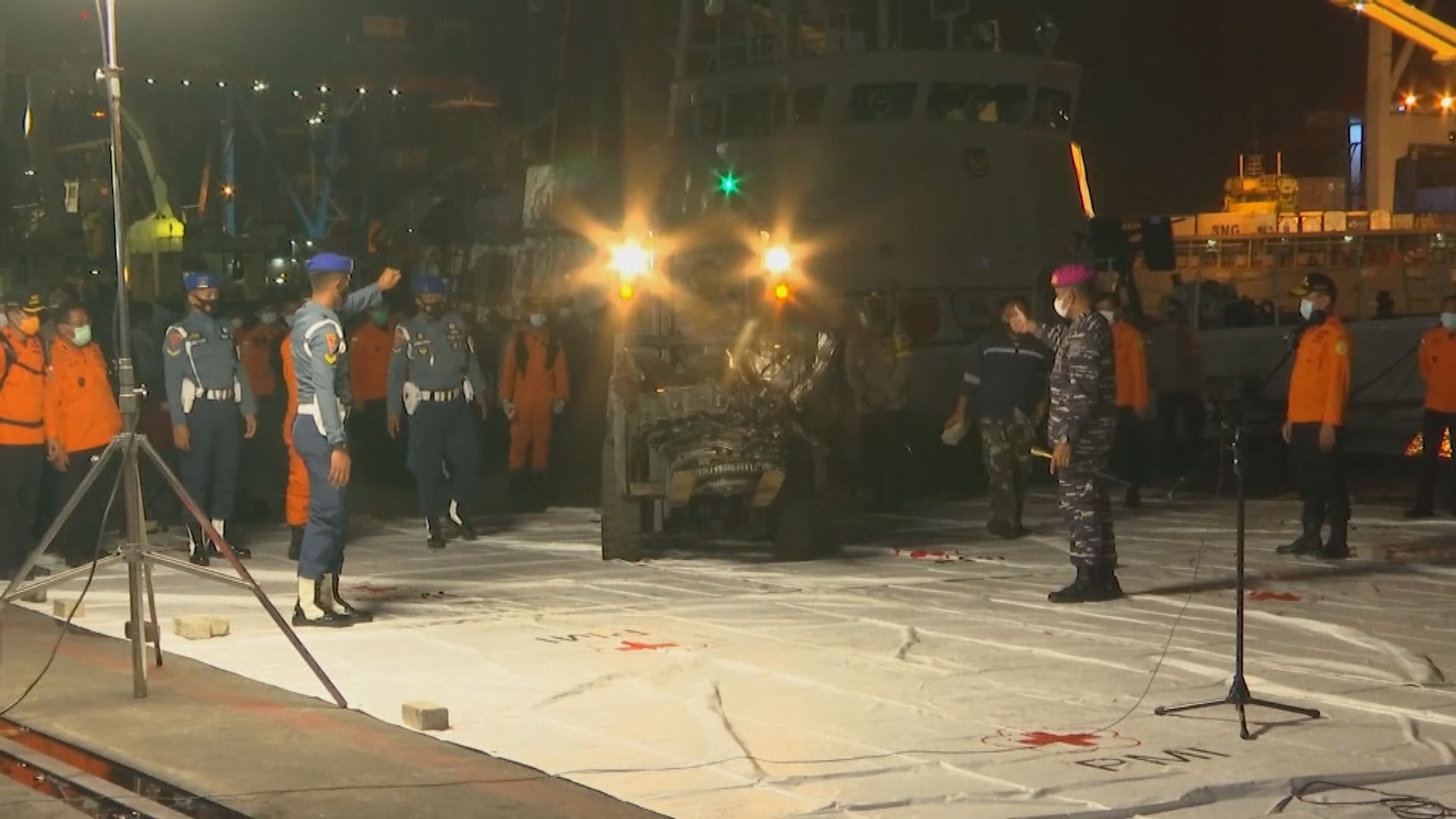 印尼搜救人員繼續打撈空難出事客機殘骸