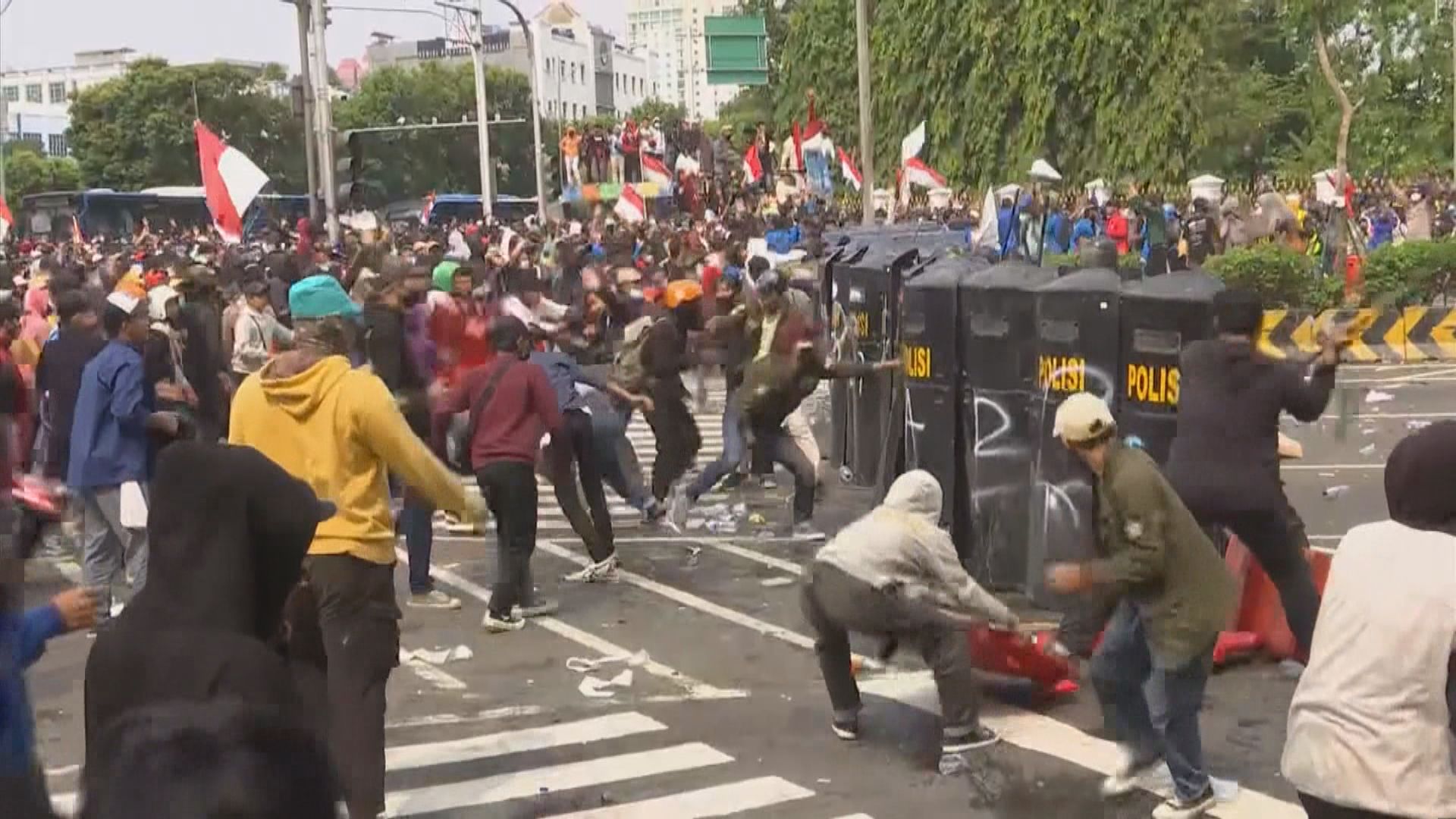 印尼民眾抗議新勞動法　與警爆發衝突
