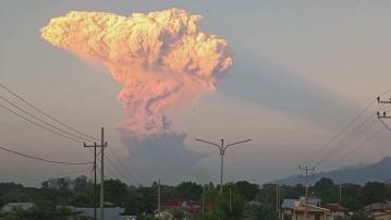 印尼勒沃托比火山爆發　警戒升至最高級別