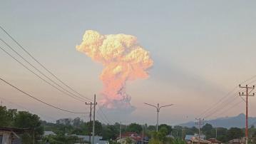 印尼勒沃托比火山再爆發　峇里機場幾十班航班受阻