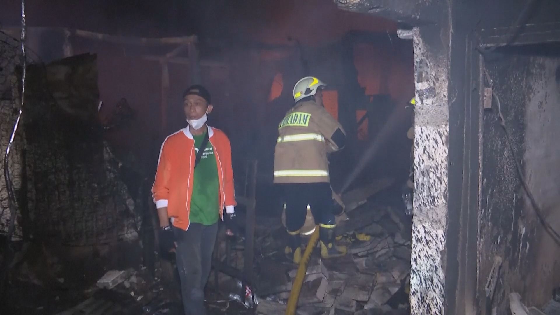 印尼雅加達油庫起火爆炸釀13死　初步懷疑管道被閃電擊中破裂而致