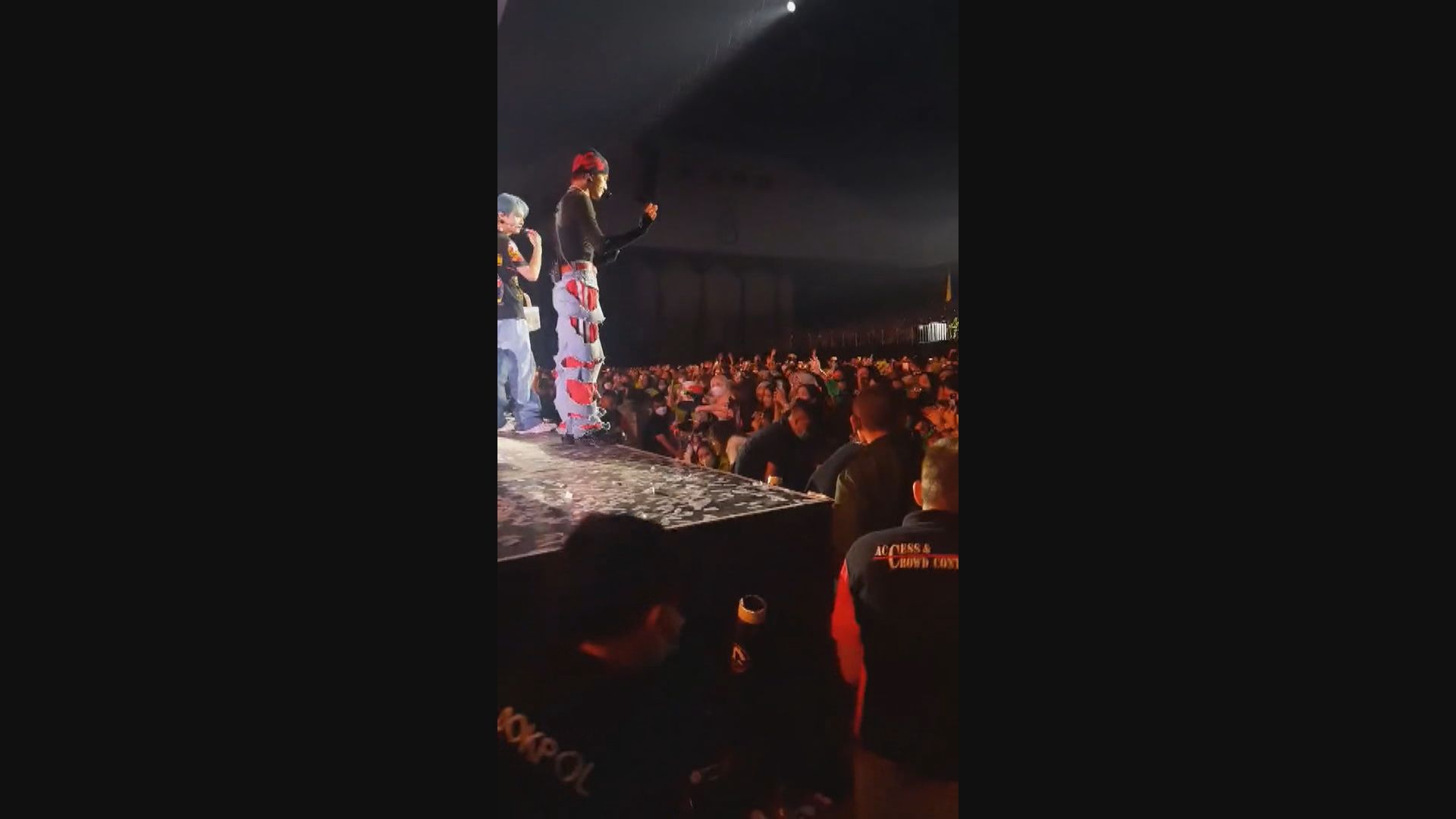 南韓男團印尼演唱會歌迷推擠逾30人不適倒下演出腰斬