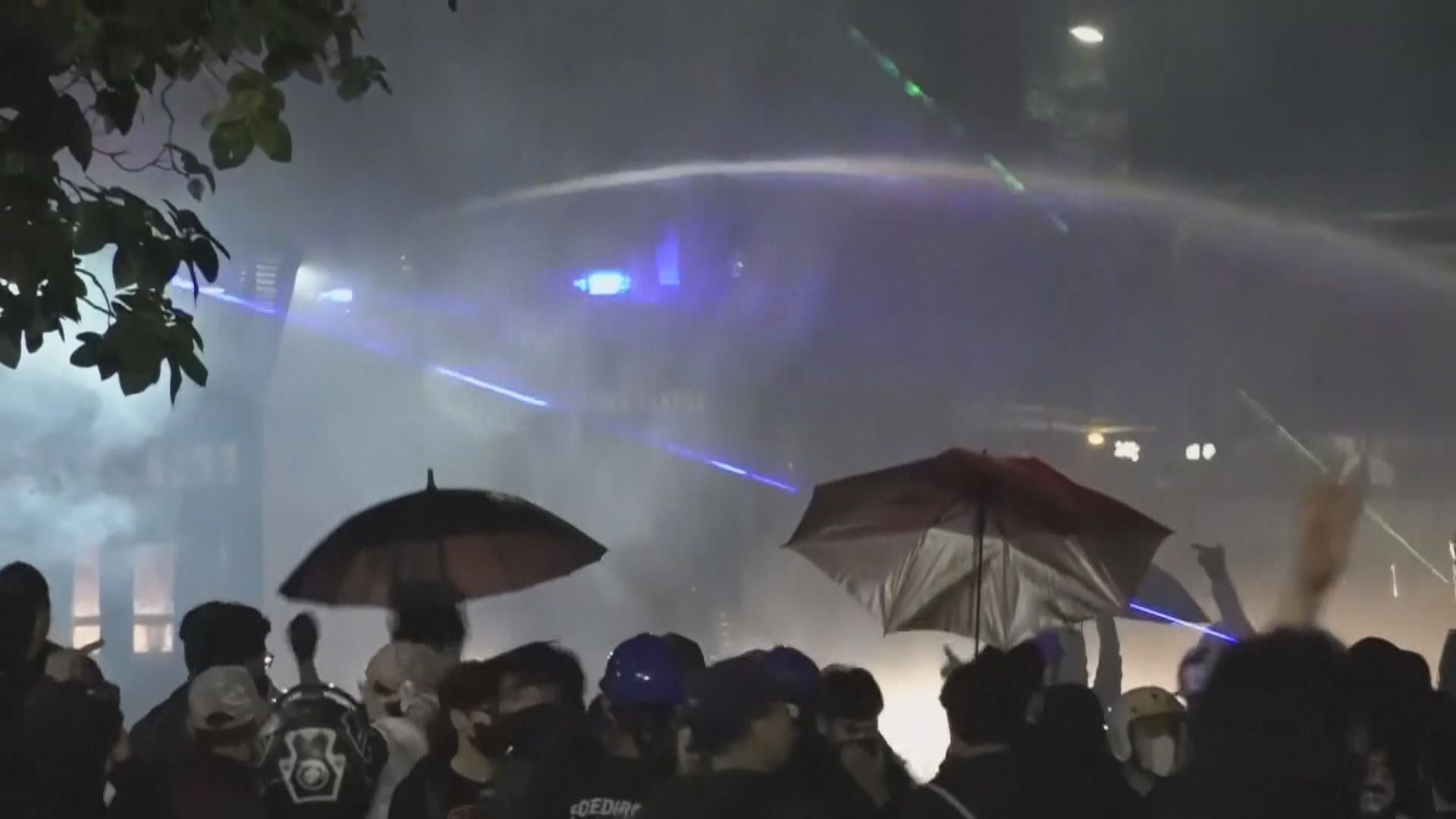 雅加達爆發示威抗議國會修改國民軍法　警察出動水炮驅散