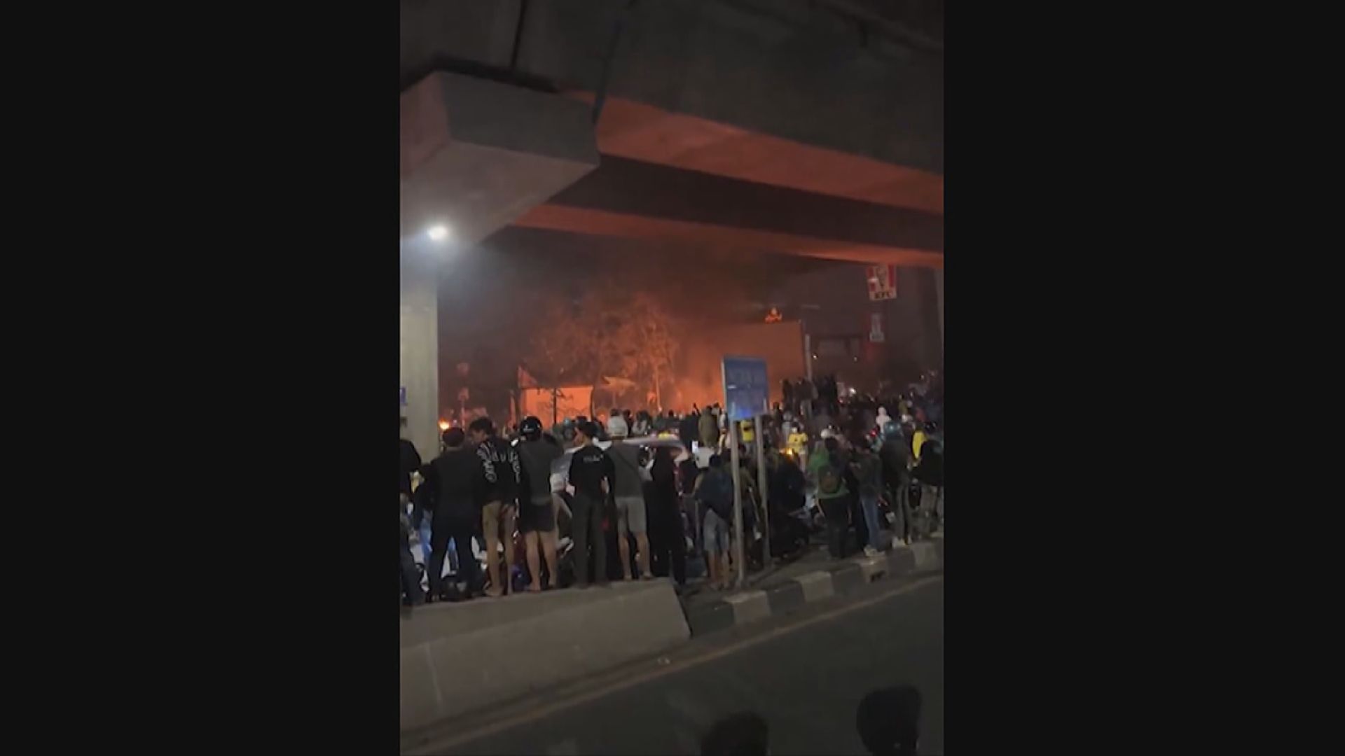 印尼多地示威升級　南蘇拉威西省地方議院遭縱火至少三死四傷