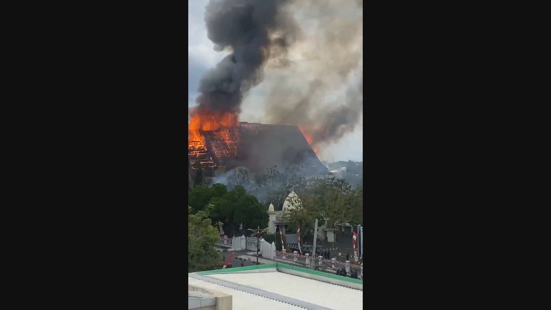 印尼示威升級　多地議會被縱火　中國使館提醒僑民加強安全防範