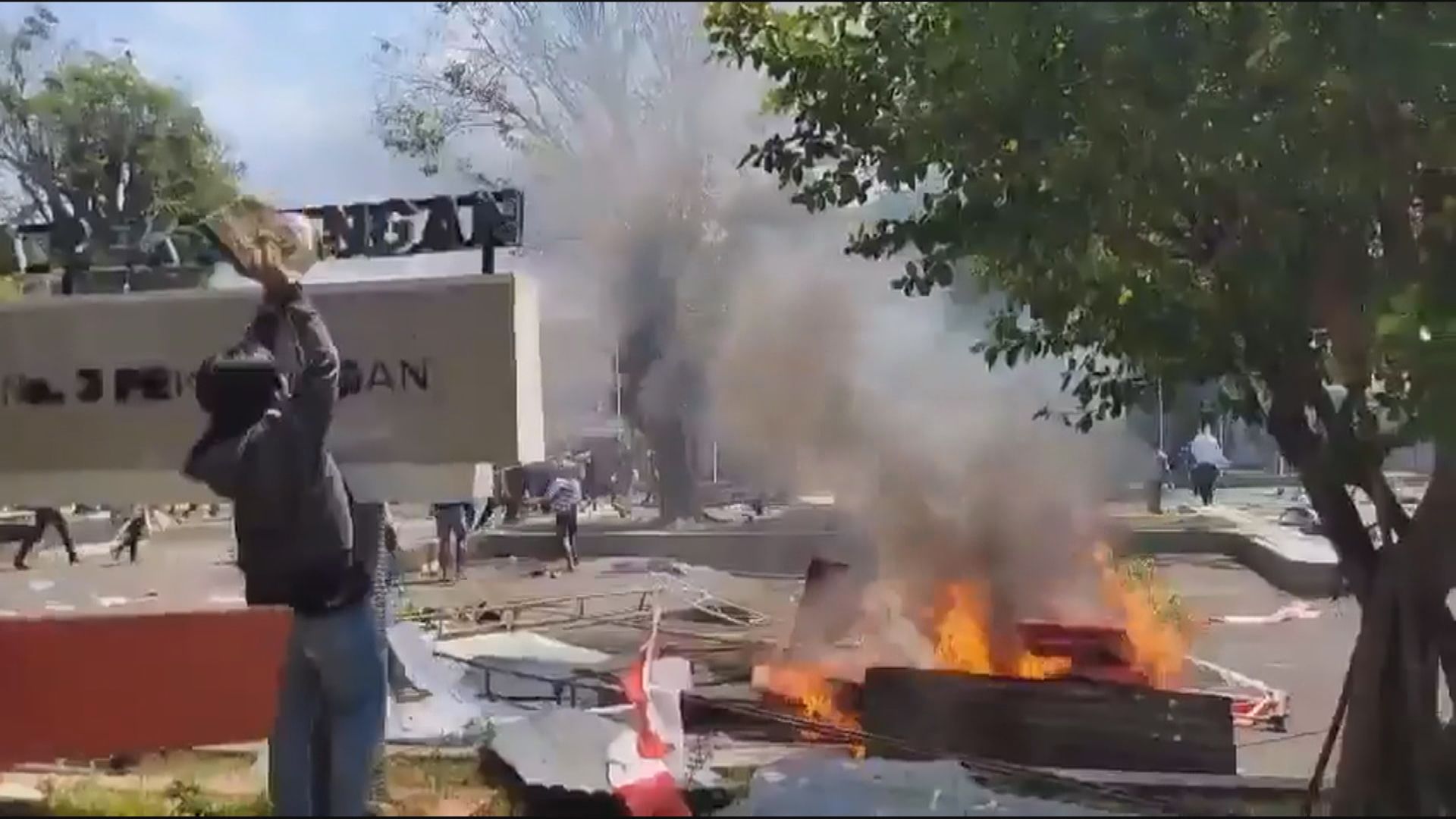 印尼示威升級　多地議會被縱火　總統普拉博沃取消訪華出席抗戰勝利紀念活動