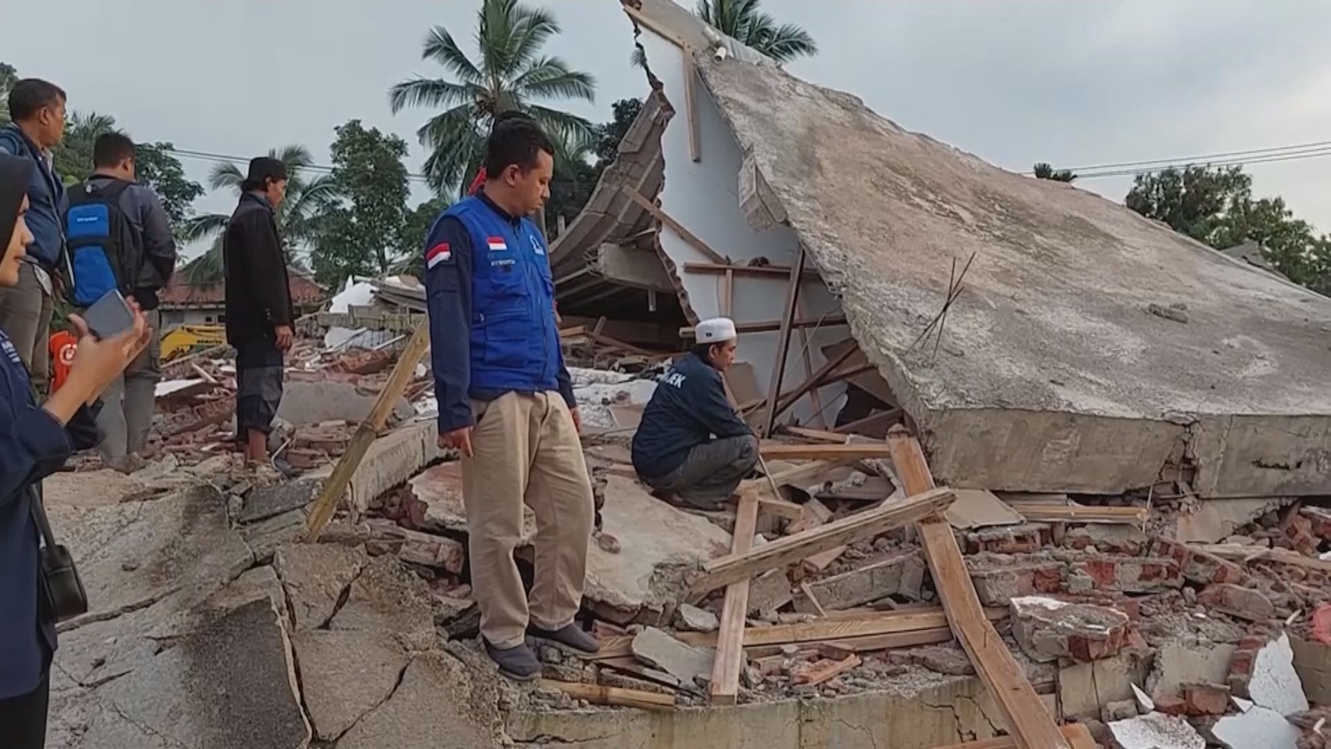 印尼地震162人喪生　當局加緊搜索生還者