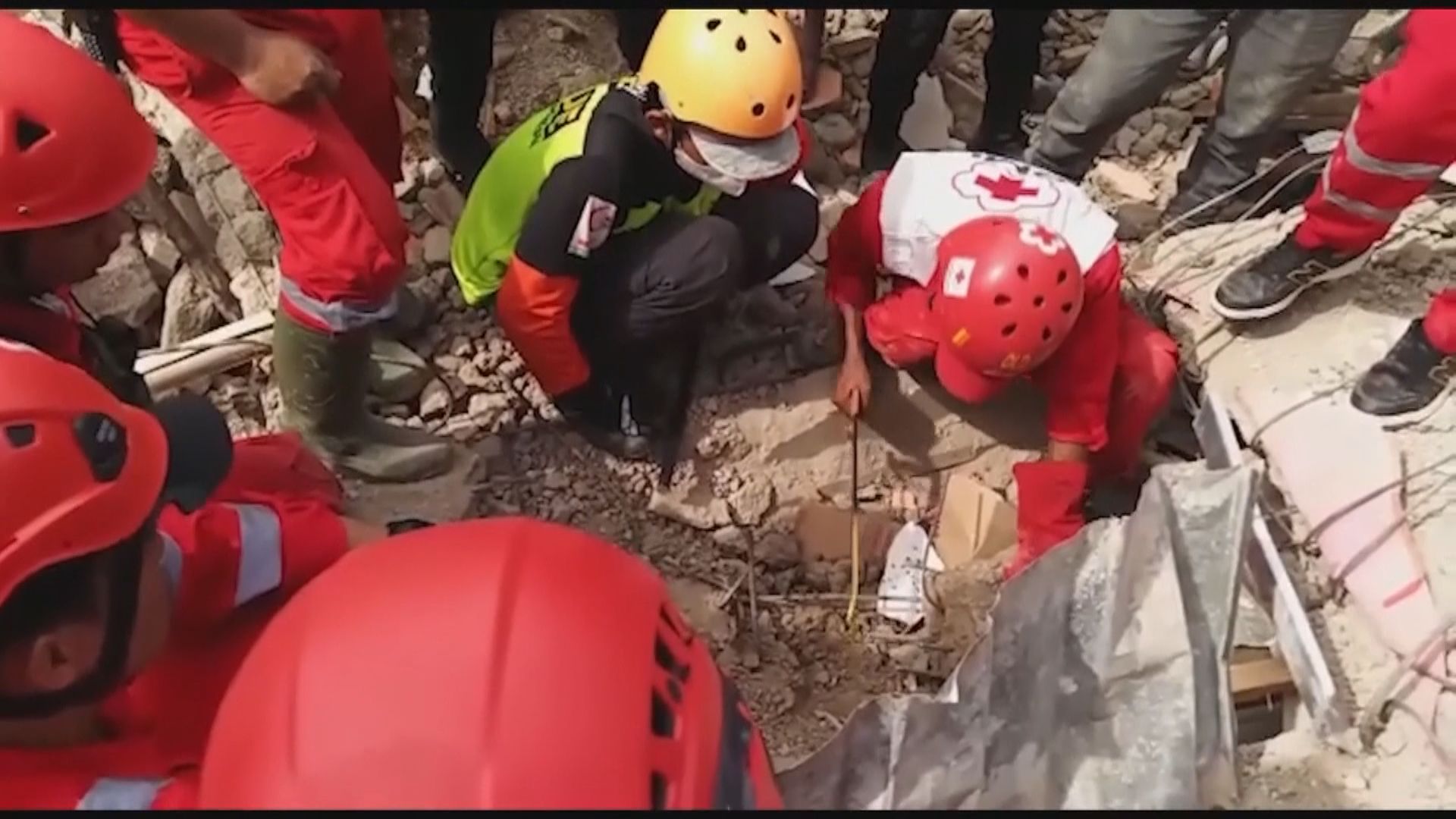 印尼地震逾200人喪生　當局加緊搜索生還者