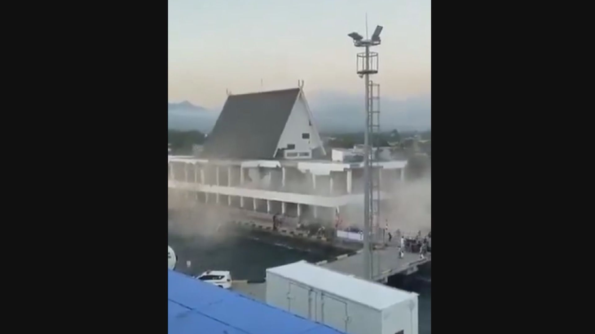 印尼東部7.7級強烈地震至少5死　碼頭候船室部分建築倒塌民眾慌忙逃生