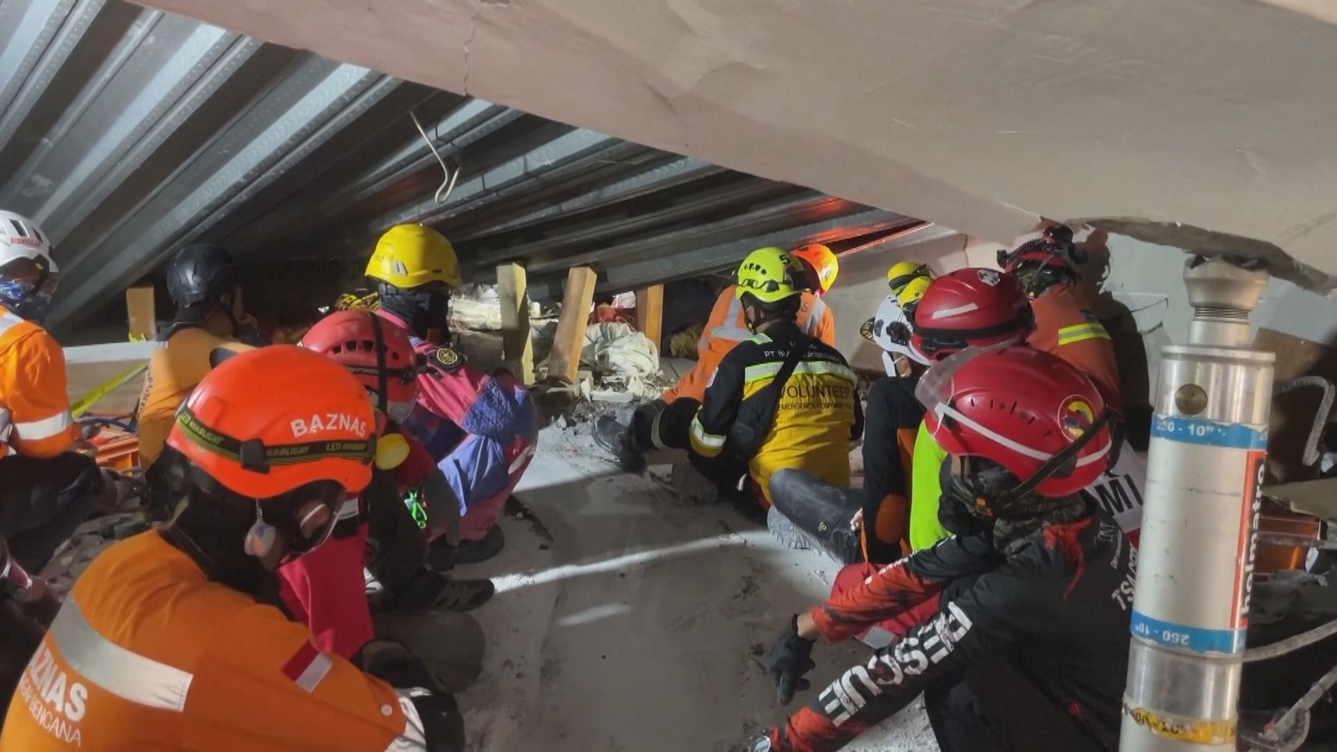 印尼當局繼續在倒塌寄宿學校搜索　仍有91人被困