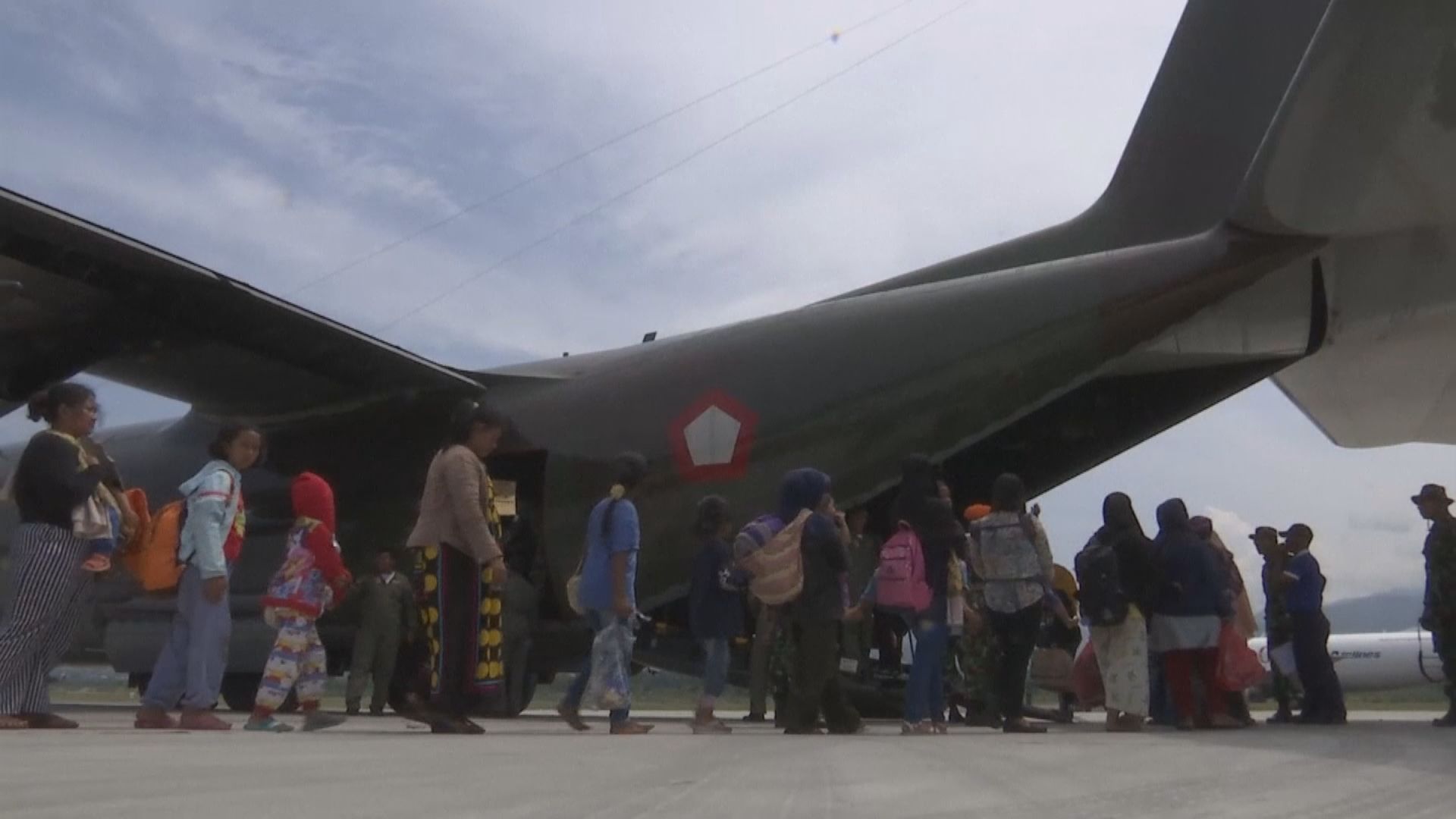 印尼加緊撤走災民和分發救援物資