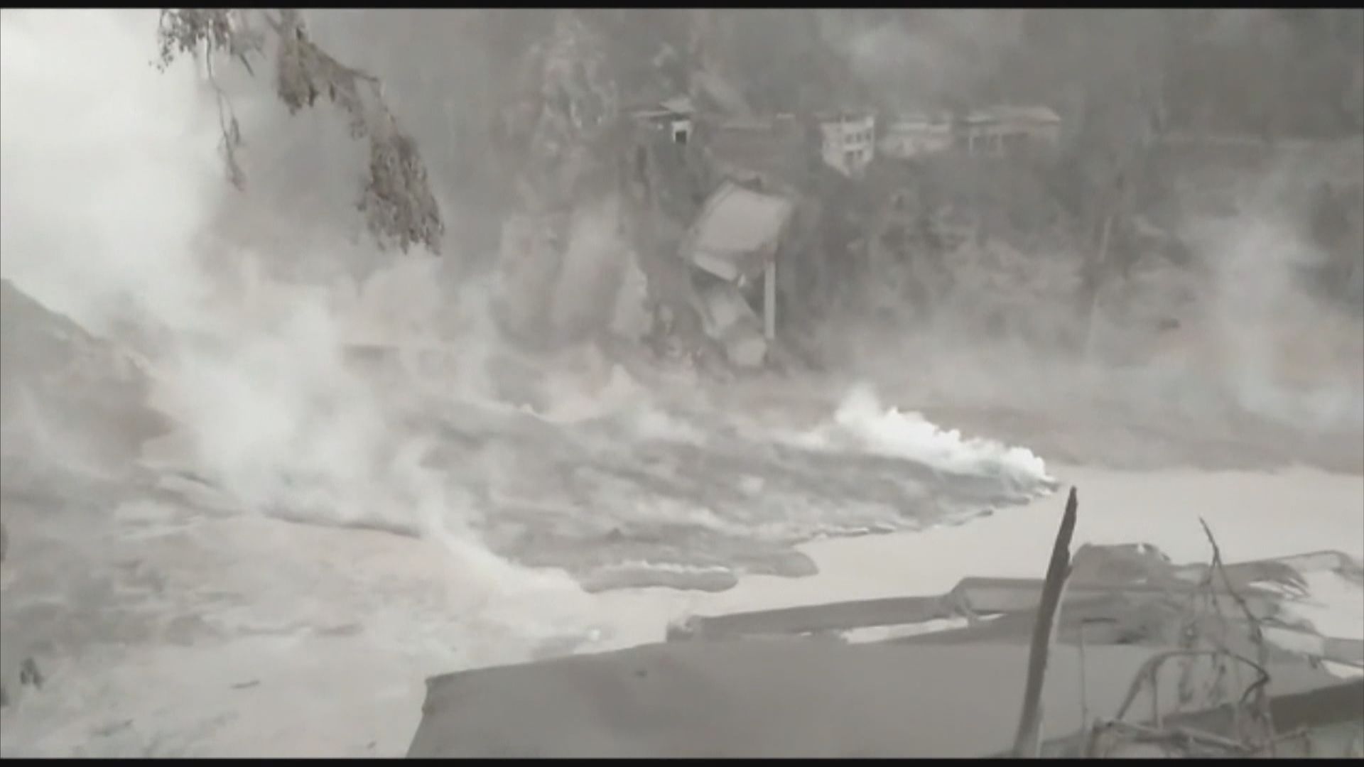 印尼塞梅魯火山爆發　造成多人傷亡