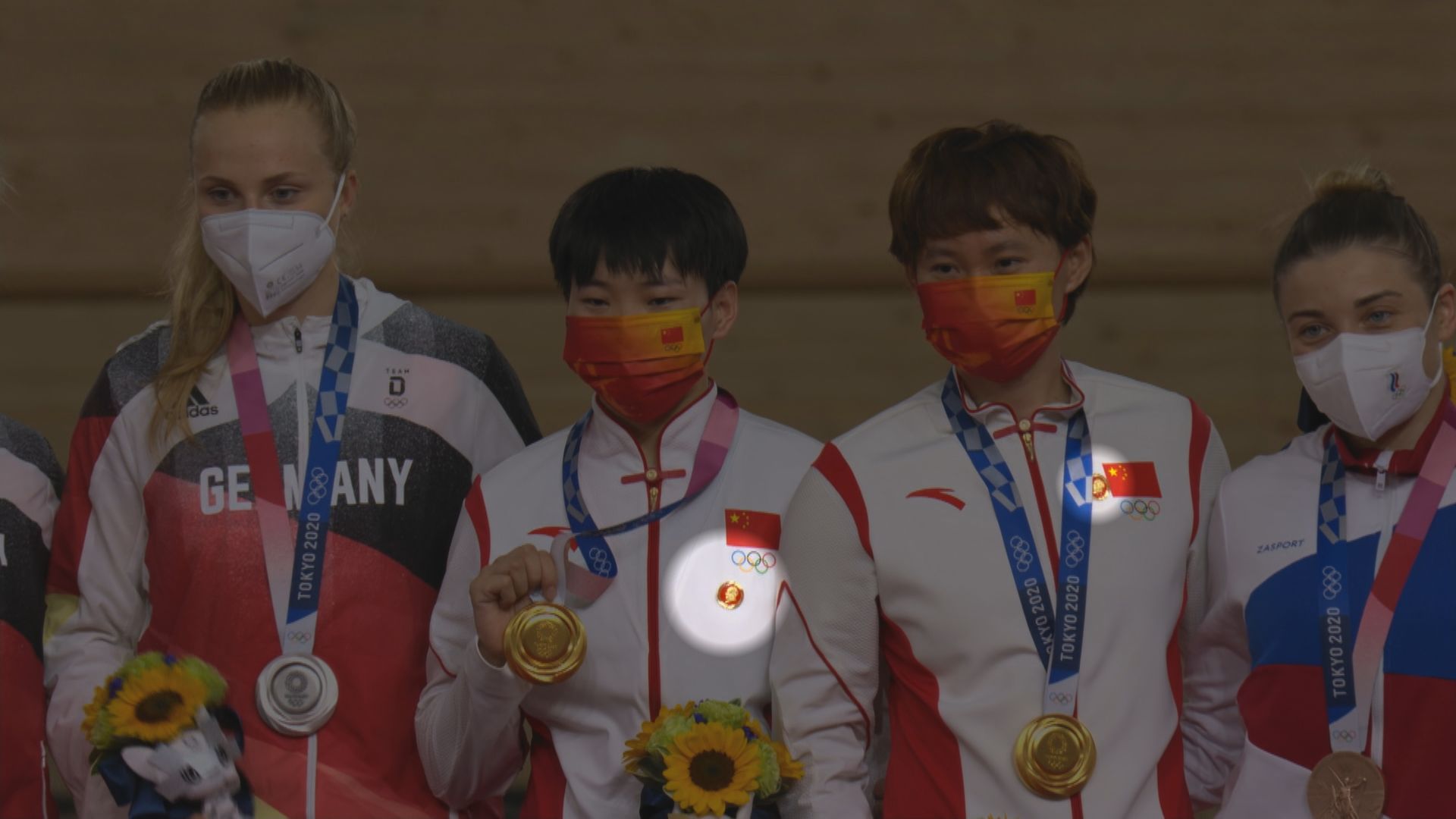 國家隊金牌得主戴毛澤東襟章領獎　中方暫未回應