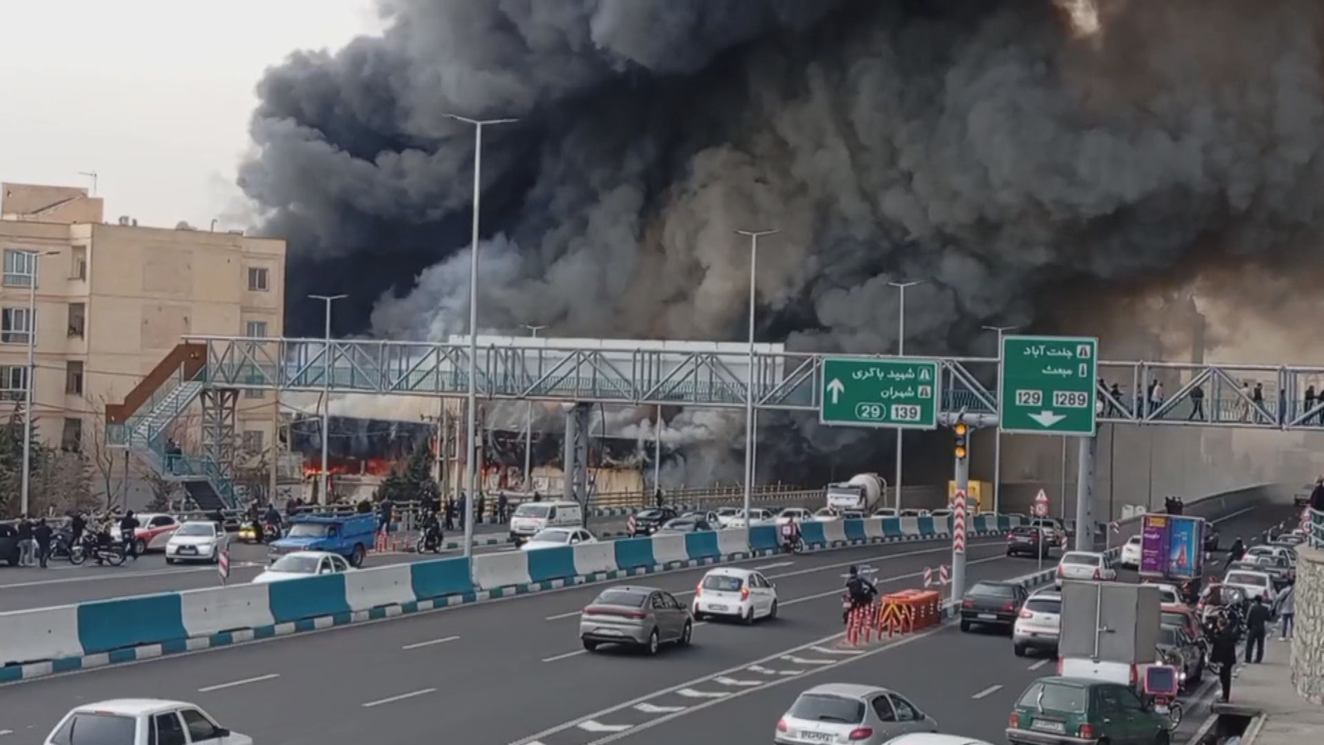 伊朗德黑蘭市集陷入火海　大量攤檔焚毀