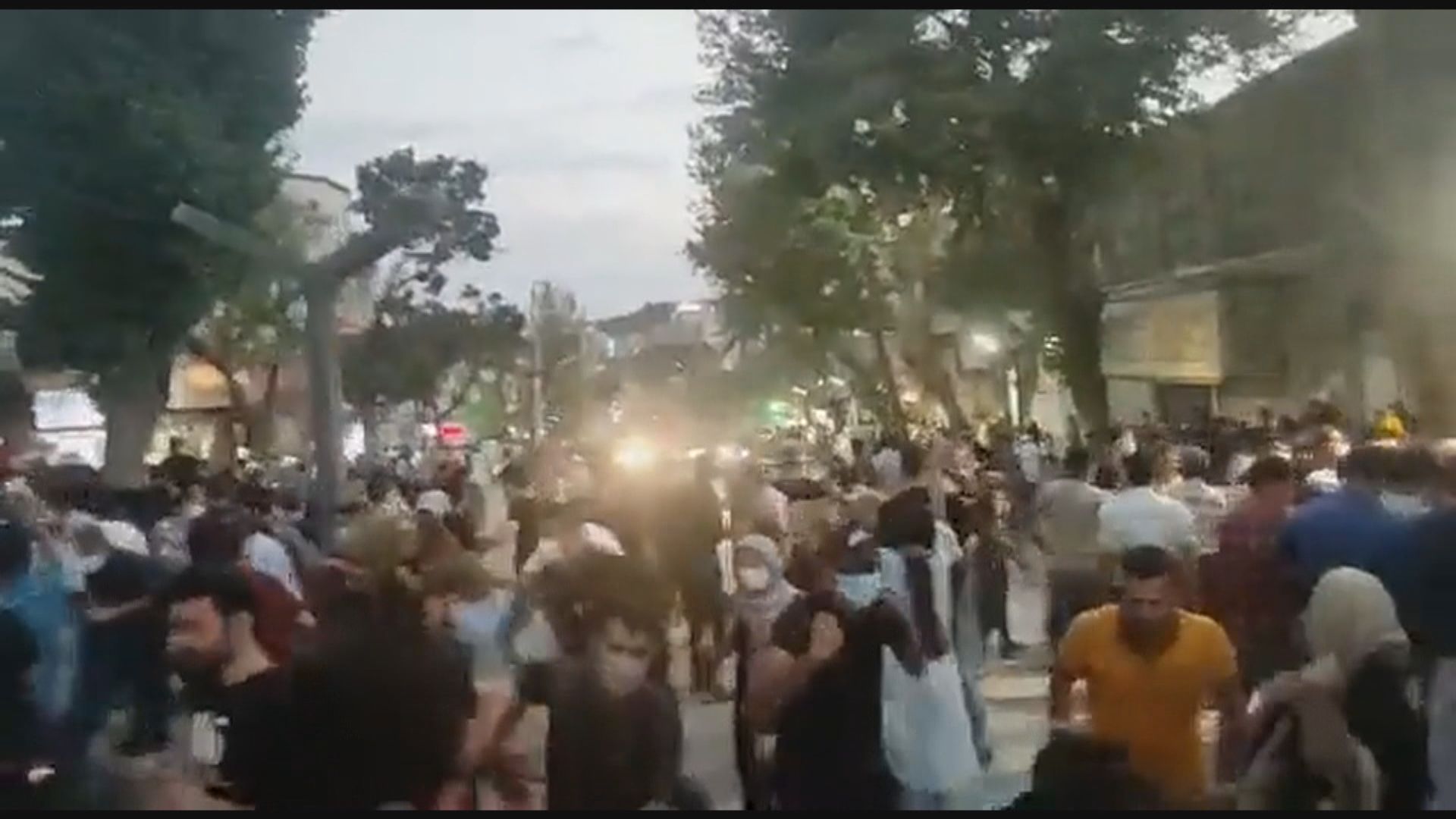 伊朗反政府示威持續　消息指當局出動民兵鎮壓