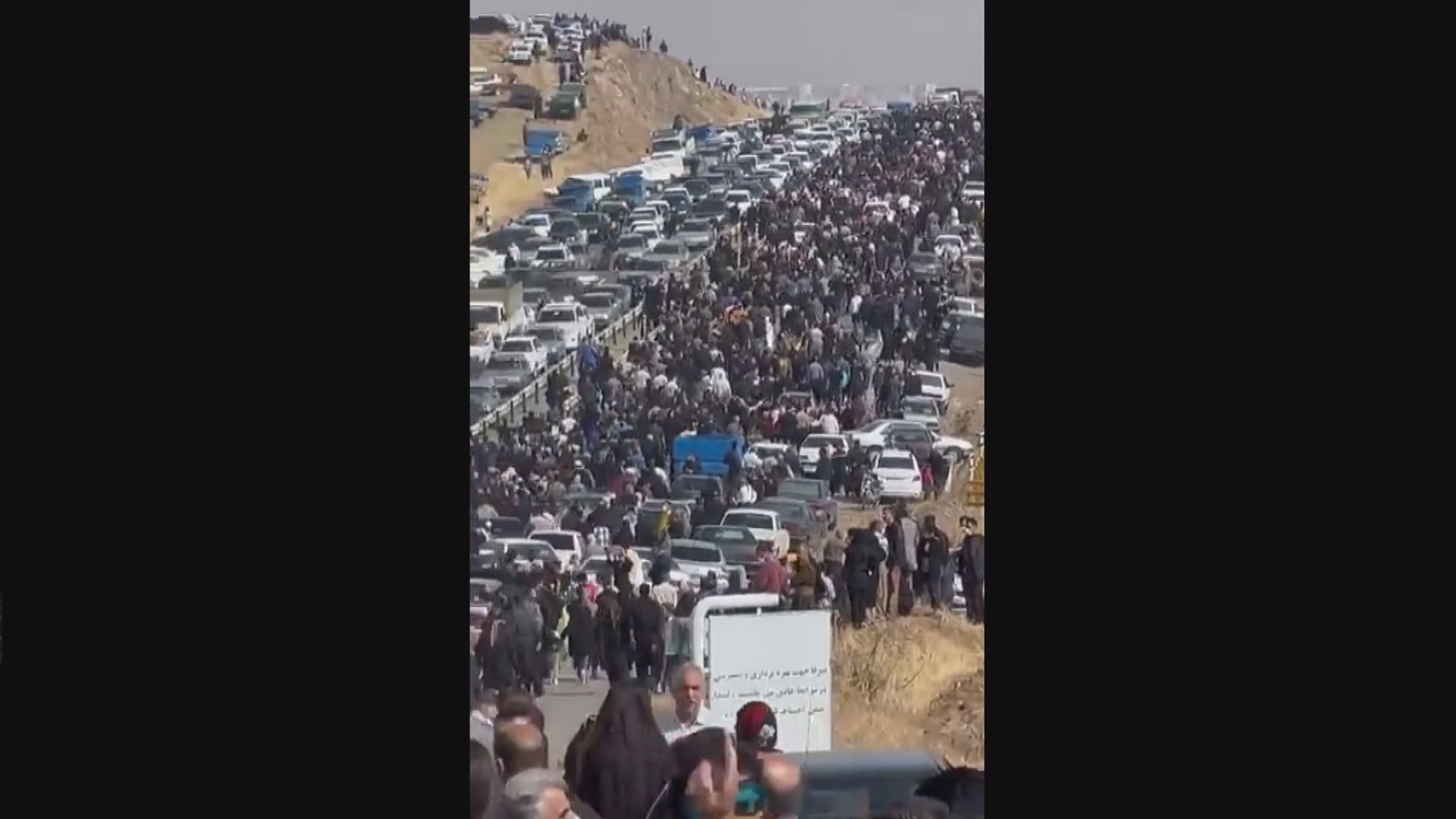 伊朗女子阿米尼逝世四十天再有民眾上街示威