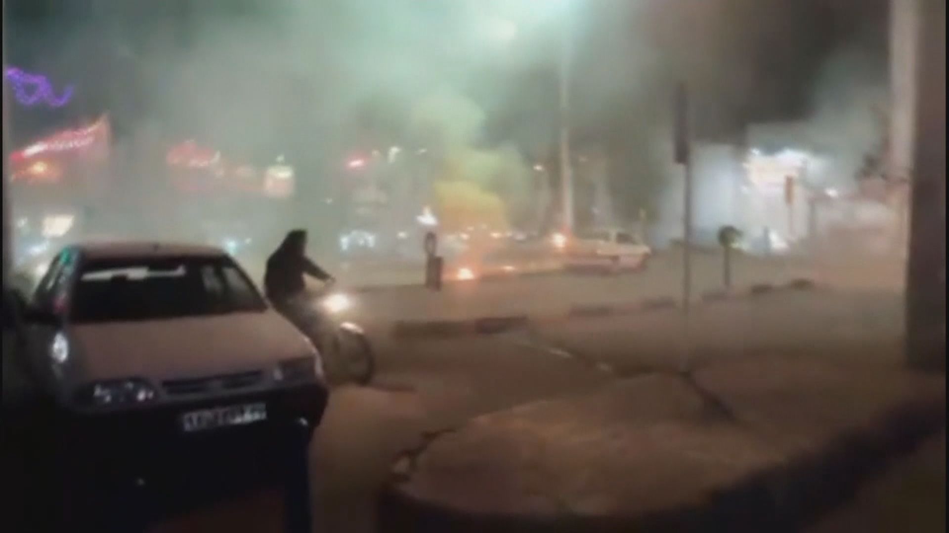 伊朗全國示威持續　人權組織指連月騷亂造成三百多死