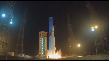 伊朗首次成功以國防部研發火箭 同時將三枚衛星送上太空